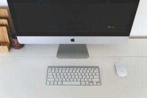 Sfaturi practice pentru organizarea eficientă a spațiului de lucru acasă
