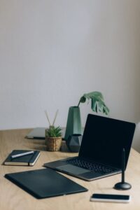Cum să organizezi eficient spațiul de lucru acasă pentru a crește productivitatea