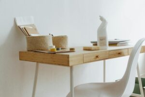 Sfaturi simple pentru organizarea eficientă a spațiului de lucru de acasă